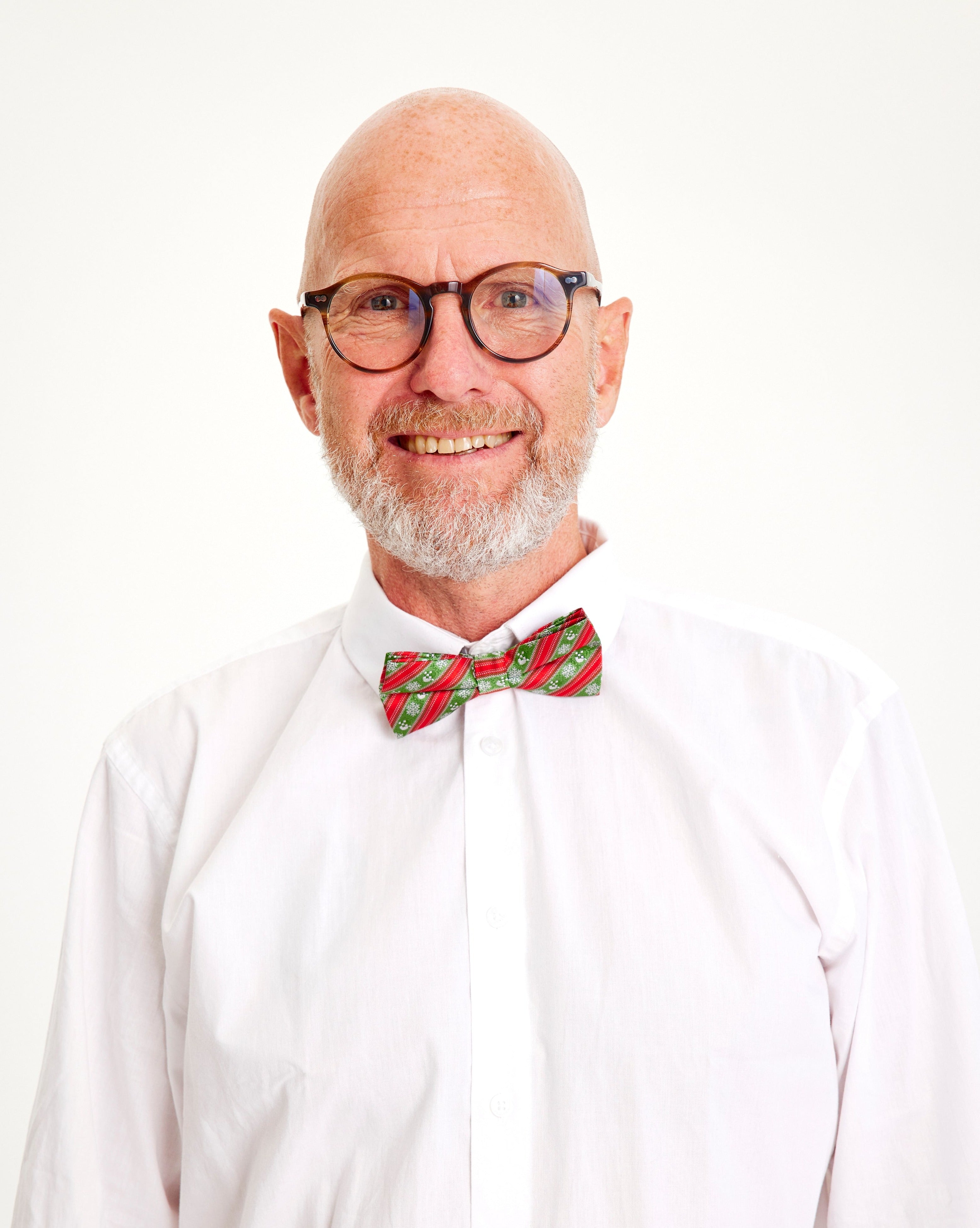 Un uomo che indossa un papillon rosso e verde.